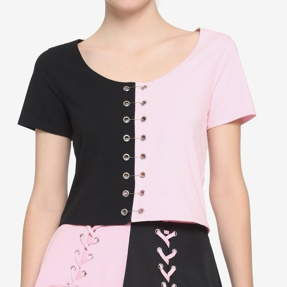 Hot Topic Black & Pink Split Grommet Girls Crop T-Shirt - Picture 1 of 5